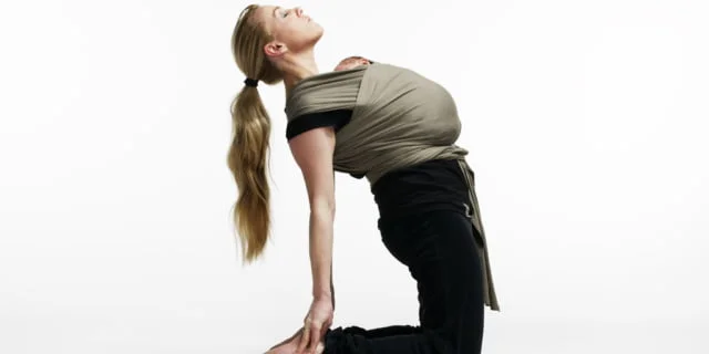 yoga met je kindje in een draagdoek
