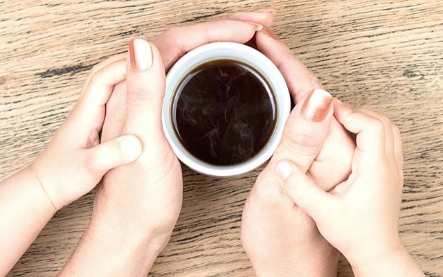 Mondwater Verspilling Gezicht omhoog koffie - kind - waarom koffie slecht is voor een kind - peuter