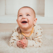 De belangrijkste kledingstukken voor pasgeboren baby’s