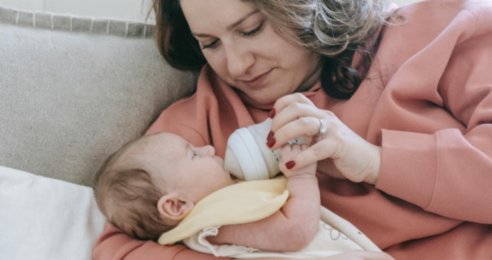 De relaxhoes die je voedingskussen verandert in een babynest