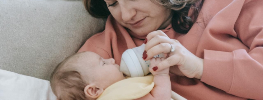 De relaxhoes die je voedingskussen verandert in een babynest