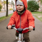Zo geniet je optimaal van buiten spelen met je kinderen in de herfst