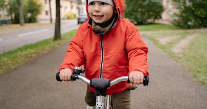 Zo geniet je optimaal van buiten spelen met je kinderen in de herfst