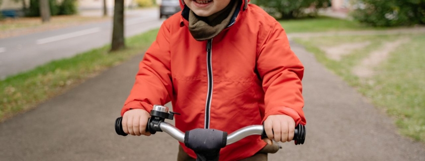 Zo geniet je optimaal van buiten spelen met je kinderen in de herfst